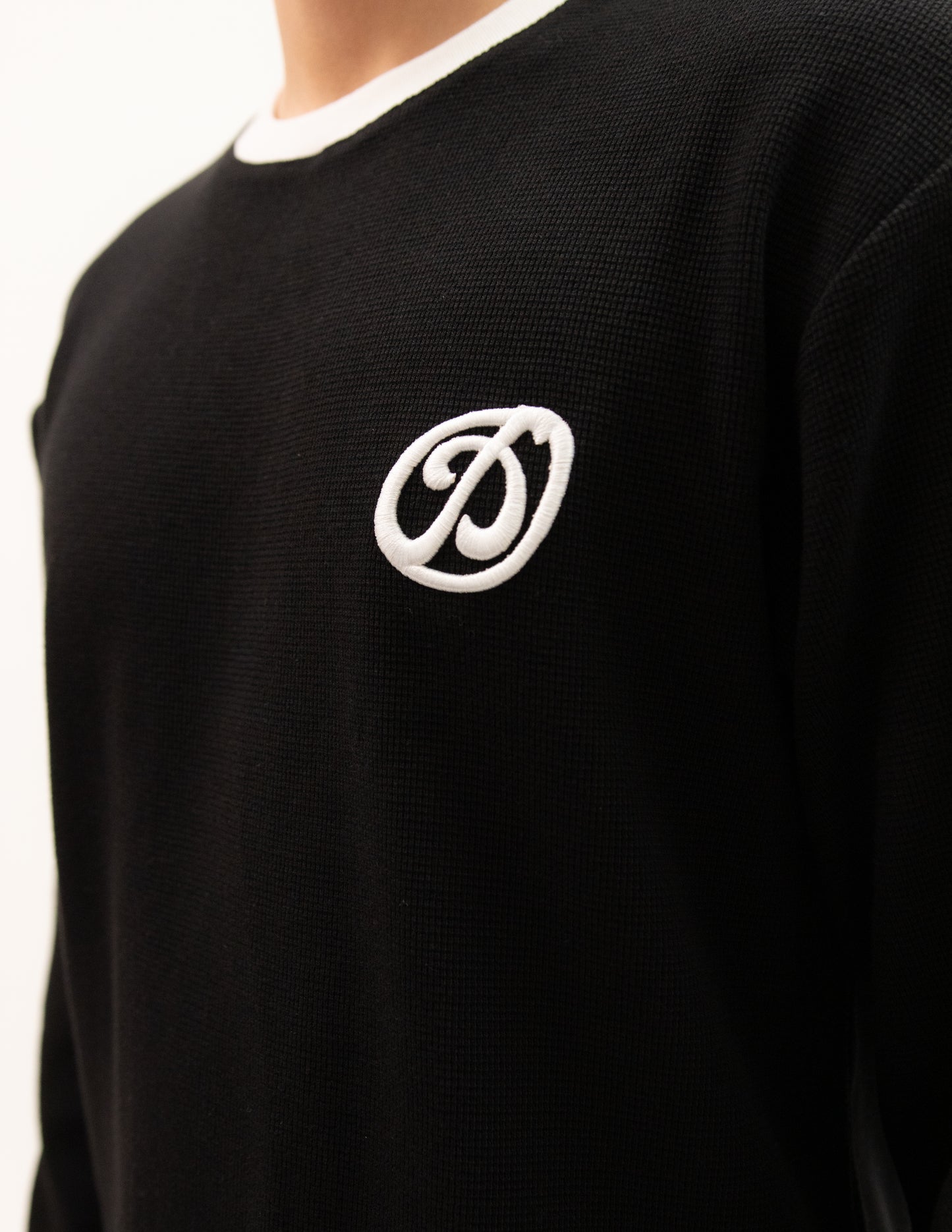BLACK LONGSLEEVE