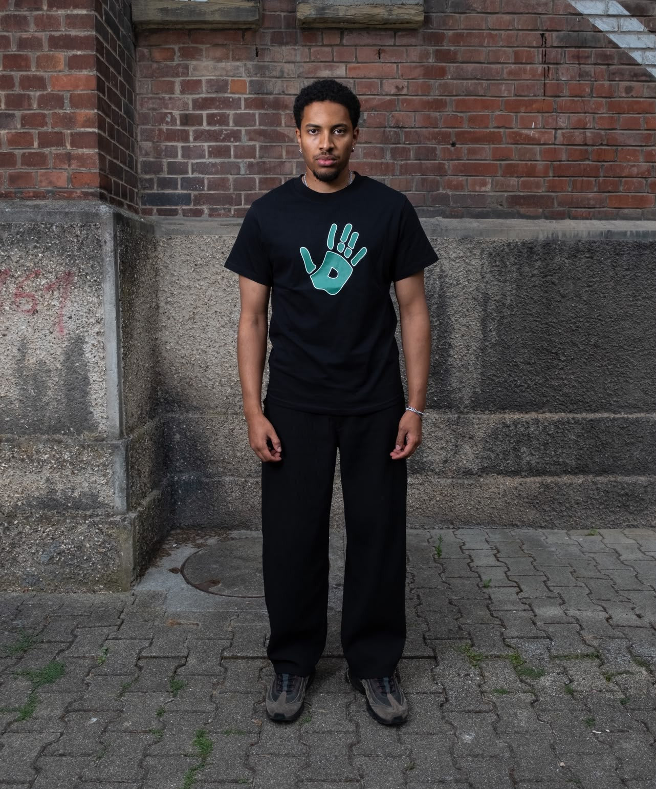 BLACK UNIFORM TEE