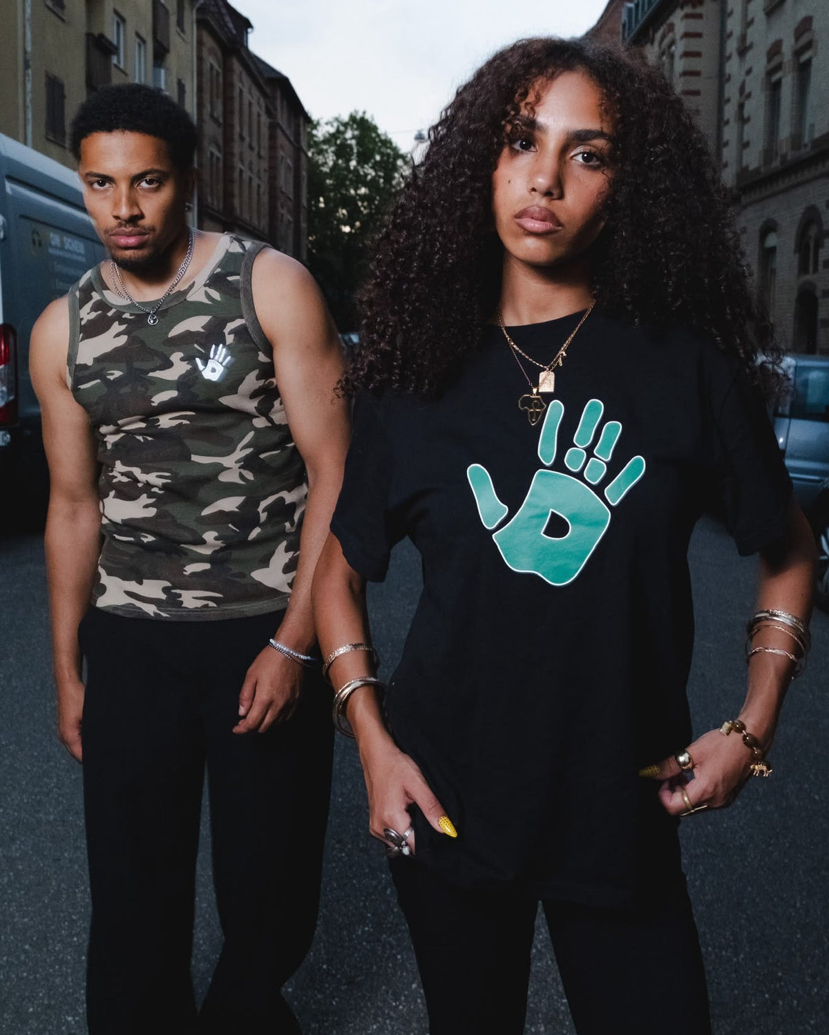 BLACK UNIFORM TEE