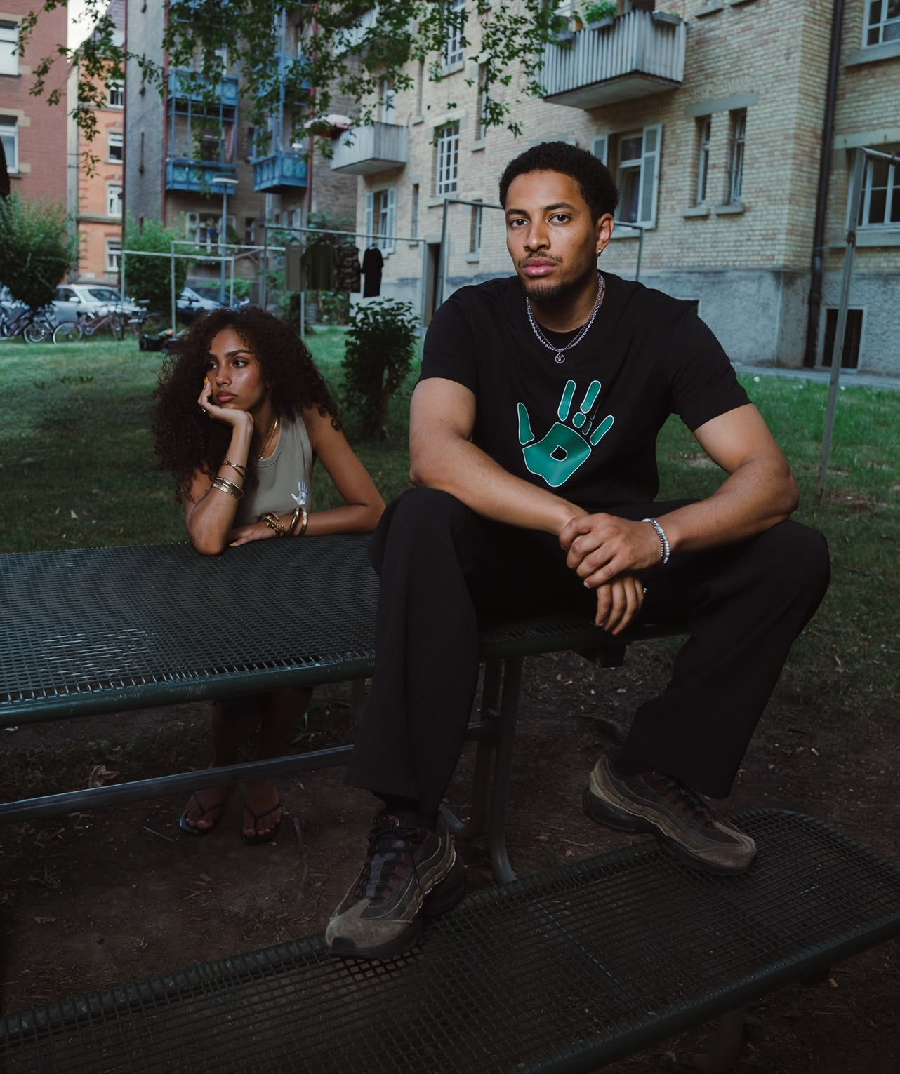 BLACK UNIFORM TEE